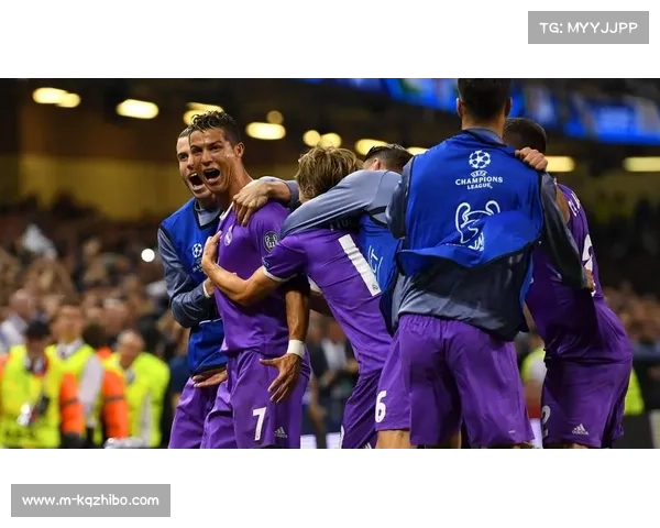 多特蒙德南看局巨型横幅致敬球队125周年历史