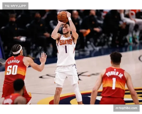 菲尼克斯水星队后卫在季前赛中提前退场,队医进行初步检查 菲尼克斯水星队后卫在季前赛中提前退场,队医进行初步检查